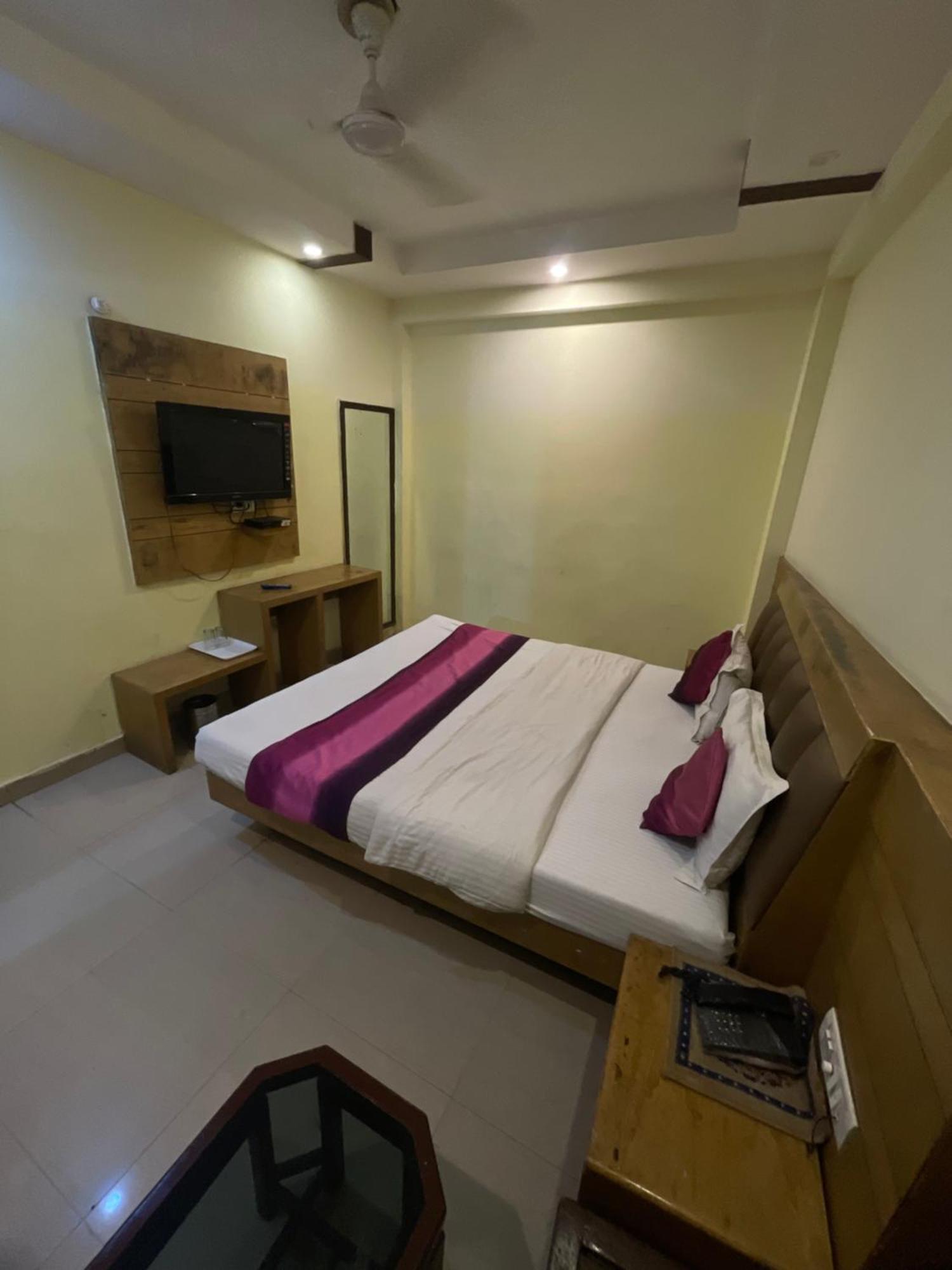 Hotel Golden Gate Neu-Delhi Exterior foto